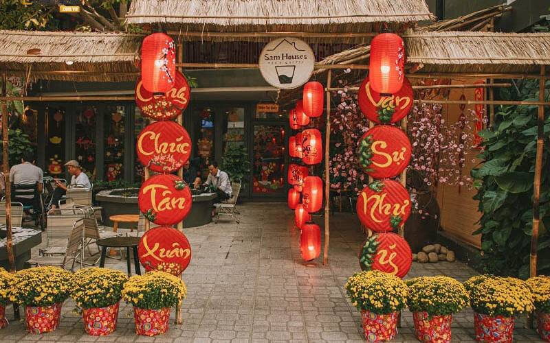 Trang trí Tết quán cafe với cúc mâm xôi