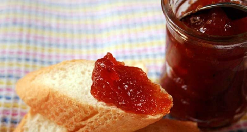 Ăn bánh mì với mứt cà chua