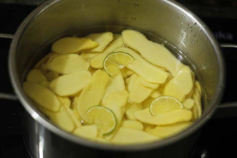 Luộc gừng với nước cốt chanh