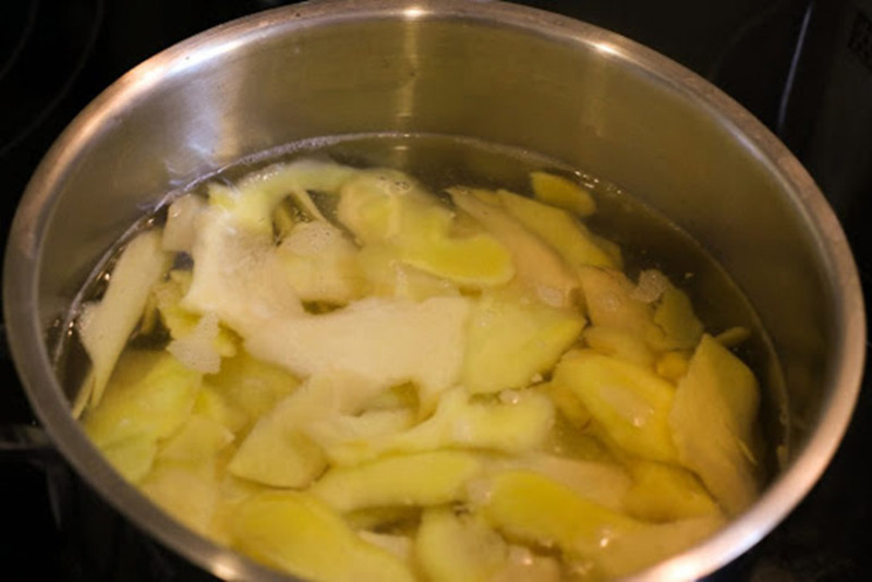 Luộc gừng giảm cay