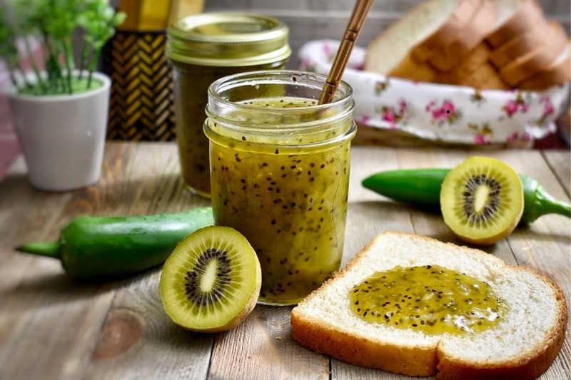 Thành phẩm mứt kiwi đựng trong lọ thuỷ tinh