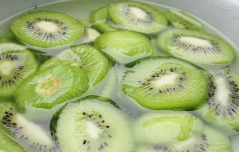 Ngâm kiwi trong nước vôi trong