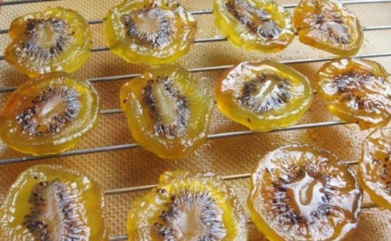 Phơi kiwi đã sên ra nắng