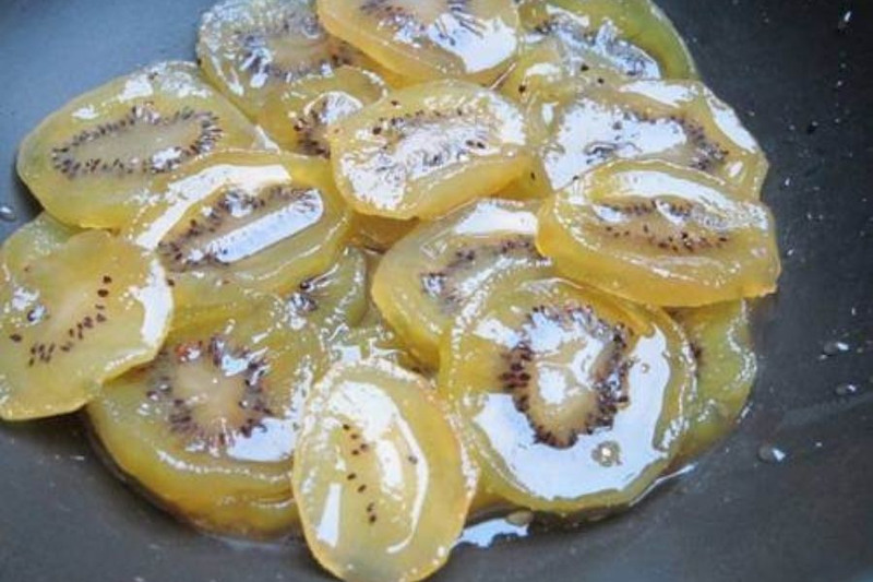 Sên mứt kiwi trên chảo