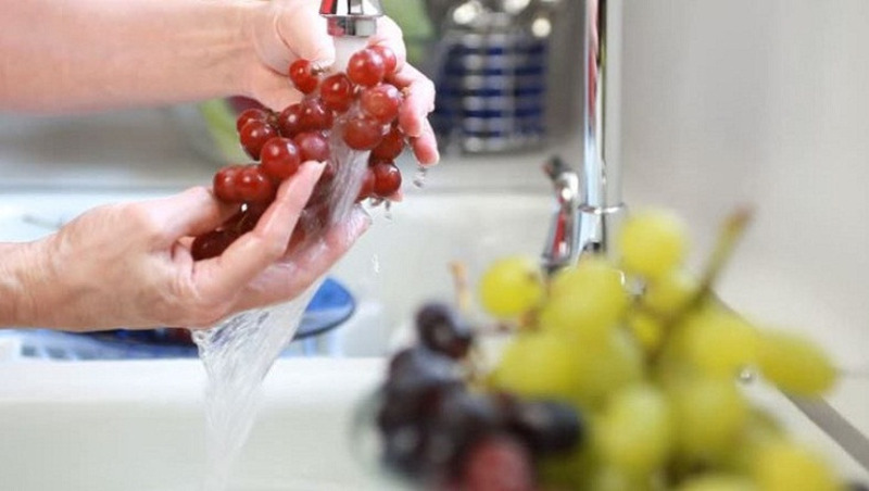 Rửa sạch nho với nước