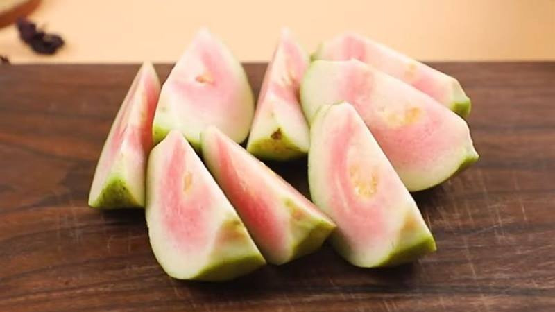 Cắt ổi hồng thành các miếng nhỏ