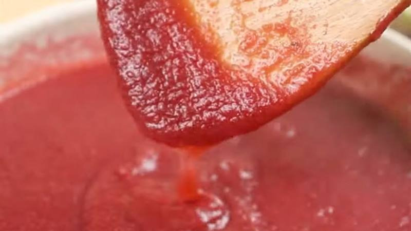 Sên mứt ổi hồng và hoa atiso đỏ