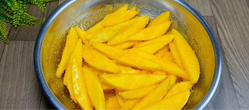 Ướp đường với xoài