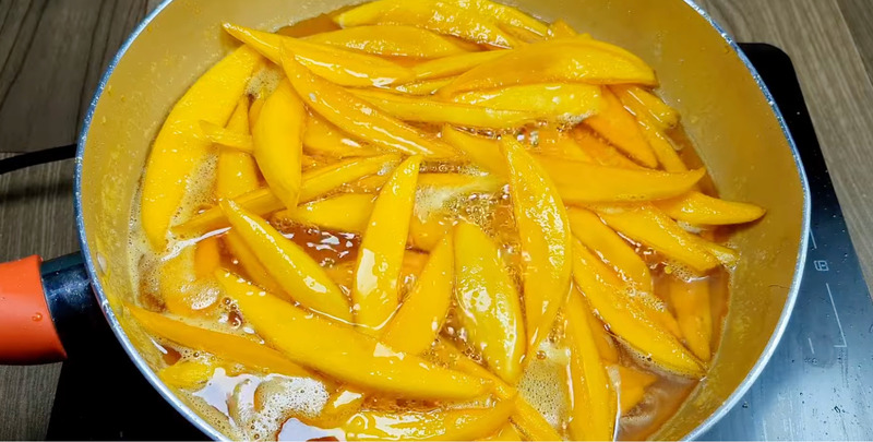 Sên mứt xoài trên lửa nhỏ