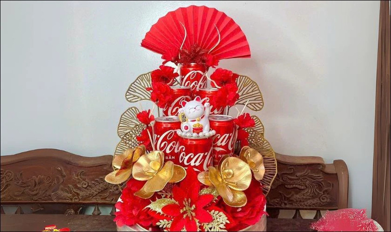 Tháp Coca màu đỏ và hoa trạng nguyên