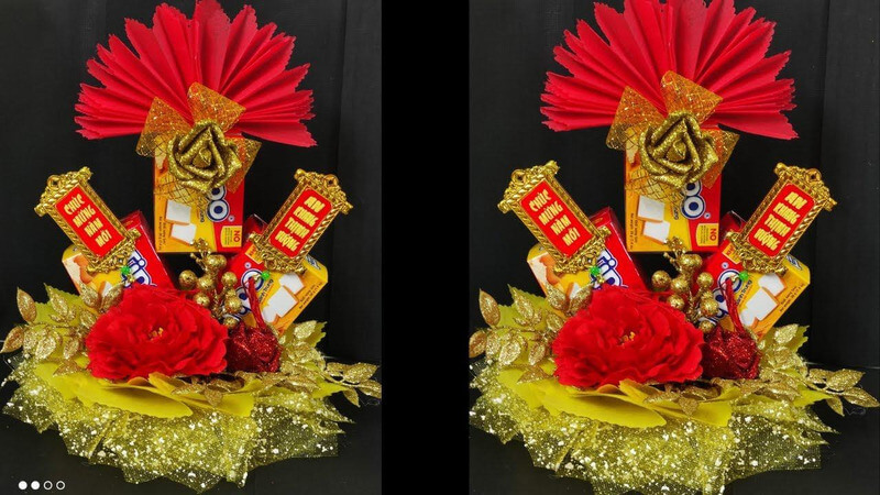 Tháp bánh quạt giấy và hoa màu đỏ