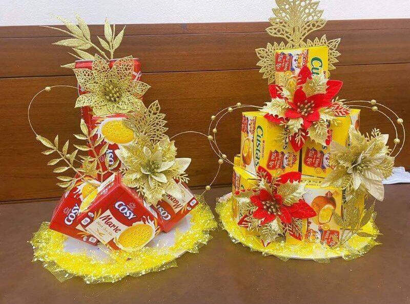 Tháp bánh Cosy trang trí vàng đỏ