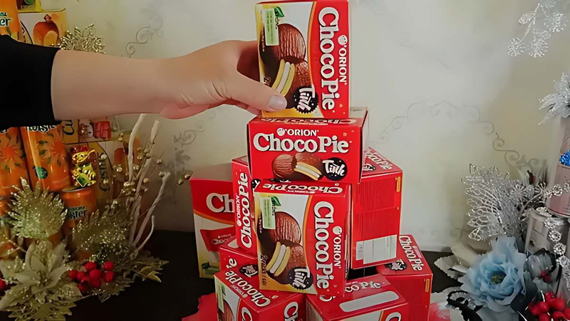 Xếp tầng các hộp bánh lên