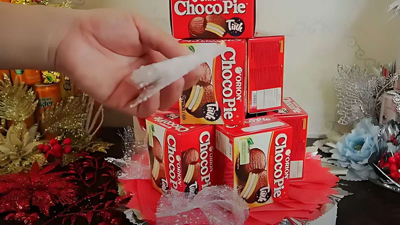 Cố định hộp bánh bằng keo