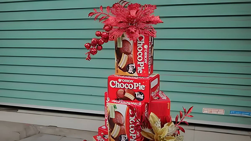 Thành phẩm trang trí tháp bánh với hoa đỏ