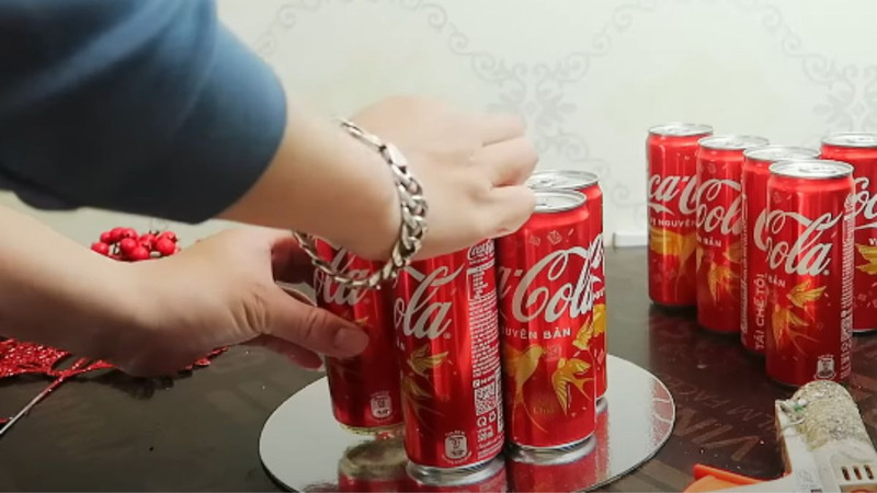 Xếp các lon Coca với nhau