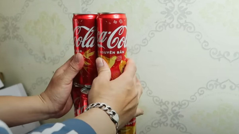 Cố định các lon nước ngọt với nhau