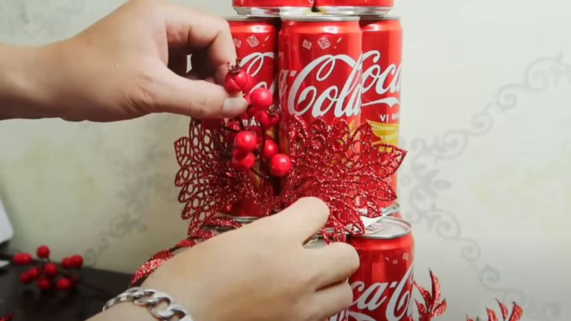 Trang trí tháp bằng hoa với các phụ kiện