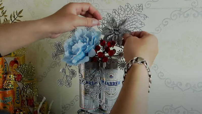 Trang trí tháp bia với các phụ kiện màu bạc