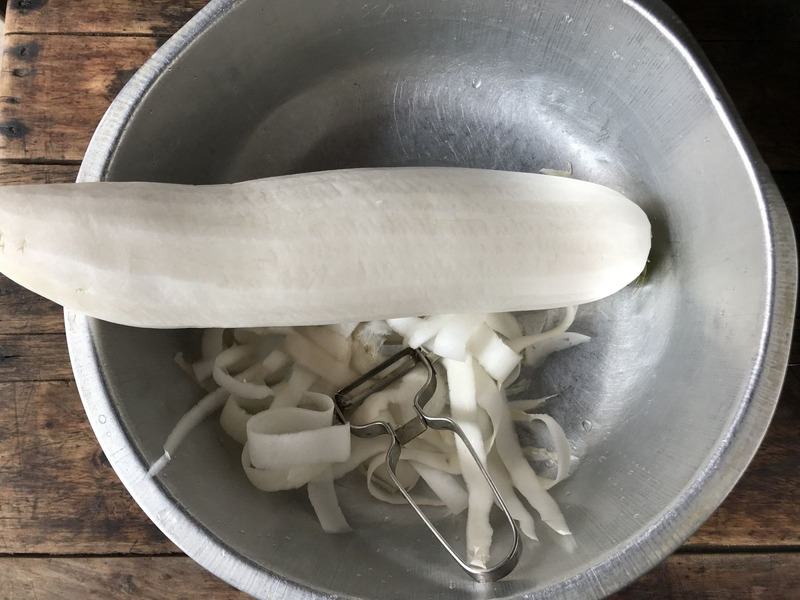 Gọt vỏ và rửa sạch củ cải trắng