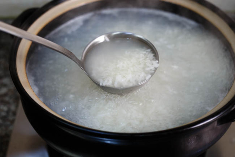 Nấu gạo trên lửa nhỏ khoảng 30 - 40 phút