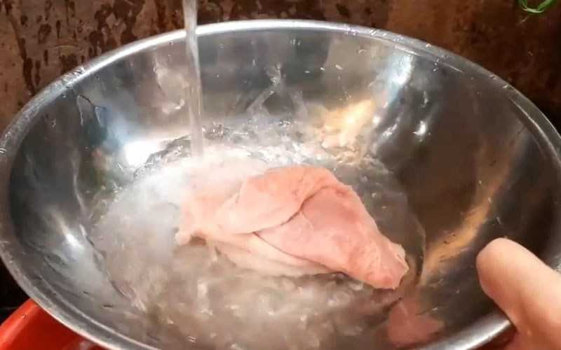 Rửa sơ bong bóng heo với nước sạch