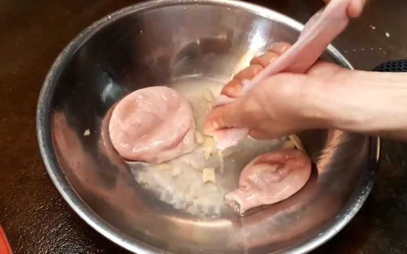 Ngâm bong bóng heo với hỗn hợp rượu và gừng