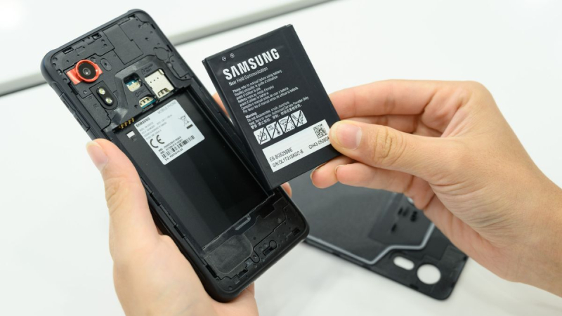 Tắt chế độ an toàn trên Samsung bằng cách tháo pin