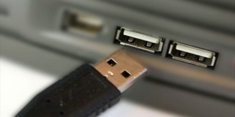 Bạn cắm đầu cổng USB của HDMI không dây vào cổng kết nối USB của máy chiếu.