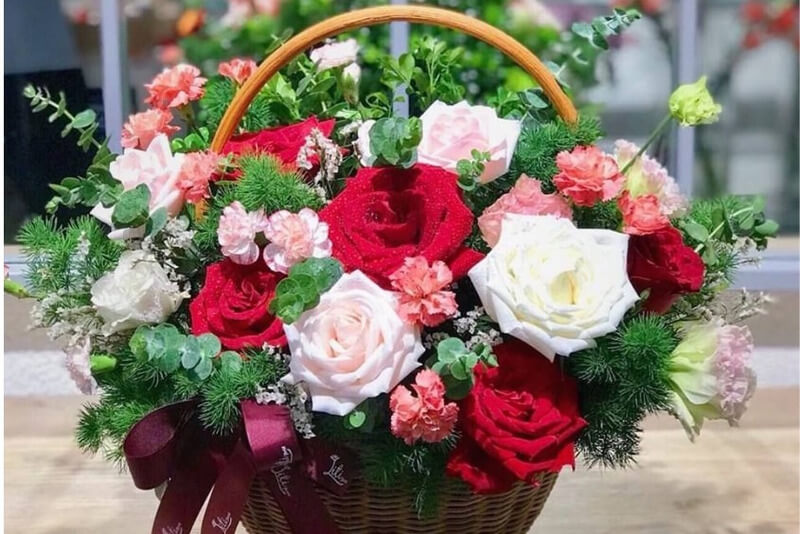 Giỏ hoa hồng kết hợp nhiều màu với nhau