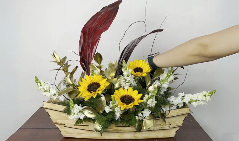 Cắm hoa hình thuyền