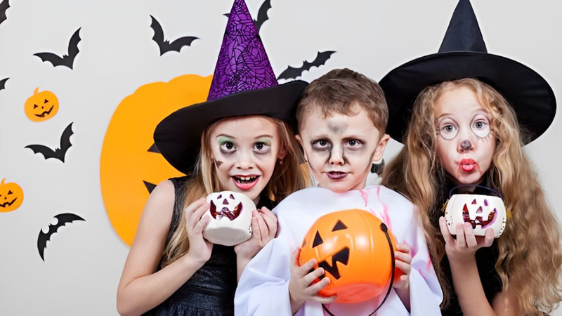 Những đứa trẻ hoá trang trong ngày Halloween