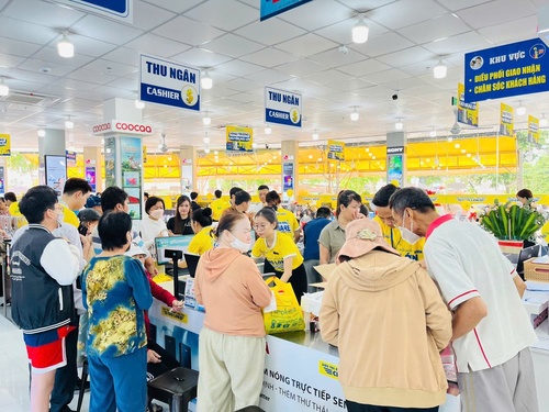 Hình ảnh đội ngũ quản lý Siêu Thị Điện Máy - Nội Thất Chợ Lớn Linh Đông chụp ảnh lưu niệm ngày khai trương.