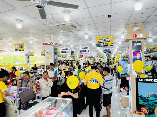 Hình ảnh không khí sôi nổi, náo nhiệt tại Siêu Thị Điện Máy - Nội Thất Chợ Lớn Linh Đông ngày khai trương.