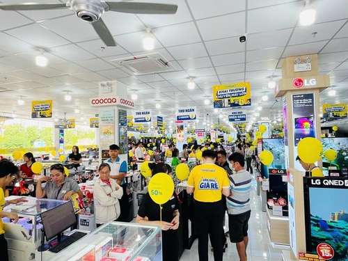 Hình ảnh các phần quà hấp dẫn cho khách hàng may mắn tại khai trương Siêu Thị Điện Máy - Nội Thất Chợ Lớn Linh Đông.