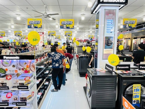 Hình khai trương Điện Máy Chợ Lớn Linh Đông góp phần thúc đẩy phát triển kinh tế khu vực.