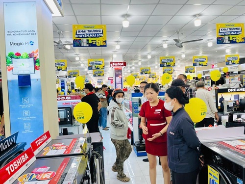 Hình khai trương Điện Máy Chợ Lớn Linh Đông – Đối tác tin cậy cho mọi gia đình.