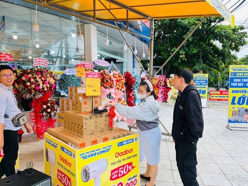 Hình khai trương Điện Máy Chợ Lớn Linh Đông – Cung cấp các sản phẩm chính hãng, chất lượng cao.