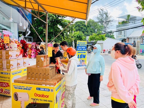 Hình khai trương Điện Máy Chợ Lớn Linh Đông – Cam kết mang lại sự hài lòng cho khách hàng.