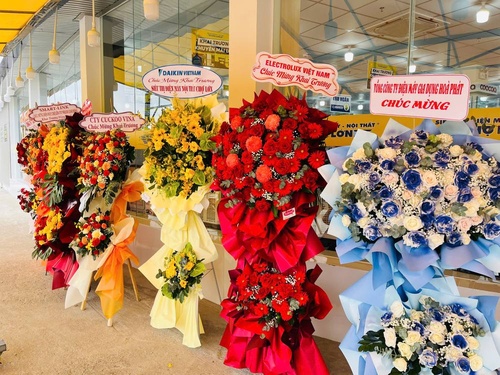 Hình ảnh Siêu Thị Điện Máy - Nội Thất Chợ Lớn Linh Đông rực rỡ cờ hoa chào mừng khách hàng.