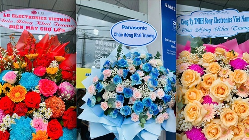 Hình ảnh các nhân viên Siêu Thị Điện Máy - Nội Thất Chợ Lớn Linh Đông nhiệt tình tư vấn cho khách hàng.