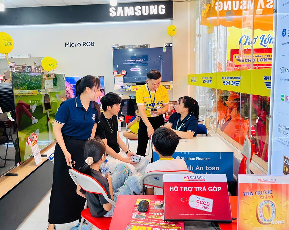 Nhân viên tư vấn tận tình khi mua hàng