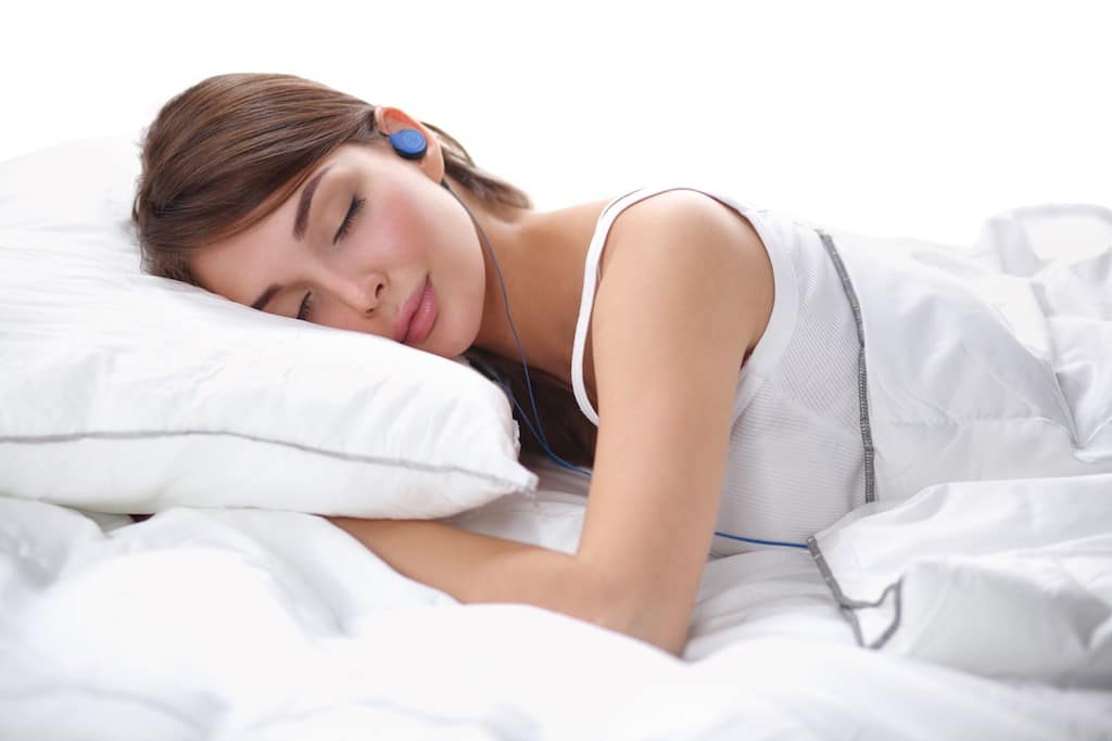 đeo tai nghe khi ngủ 1