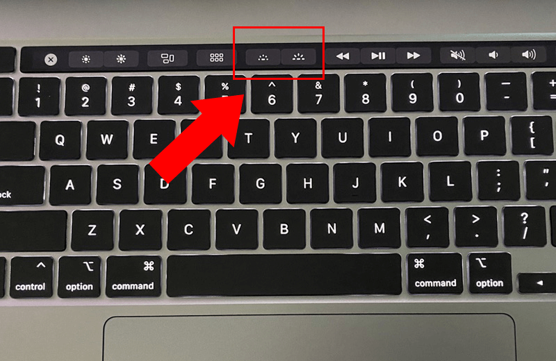 Bạn nhấn vào nút bên trái để giảm và bên phải để tăng đèn bàn phím MacBook.
