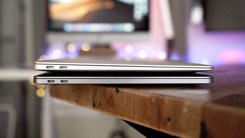 Macbook Air tiện lợi để mang theo hơn, nhờ có độ dày mỏng, trọng lượng nhẹ so với Macbook Pro.