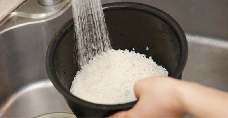 Đổ nước vào gạo không vượt qua 1/3 thành nồi