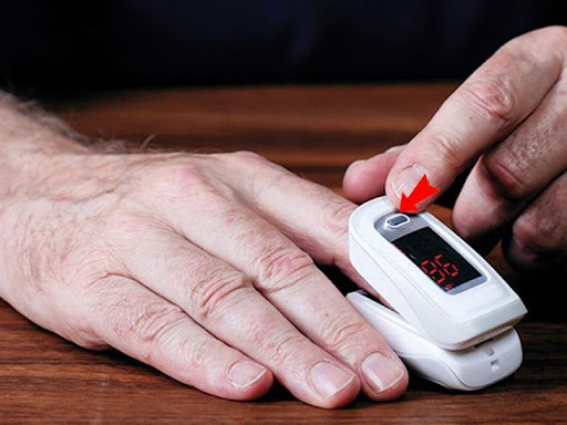 Kẹp ngón tay vô thân thuộc khe máy đo nồng độ oxy
