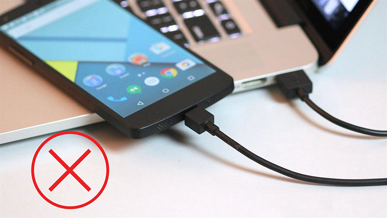 Dòng điện khi sạc qua cổng USB gây hại pin hơn khi sạc bằng ổ cắm.