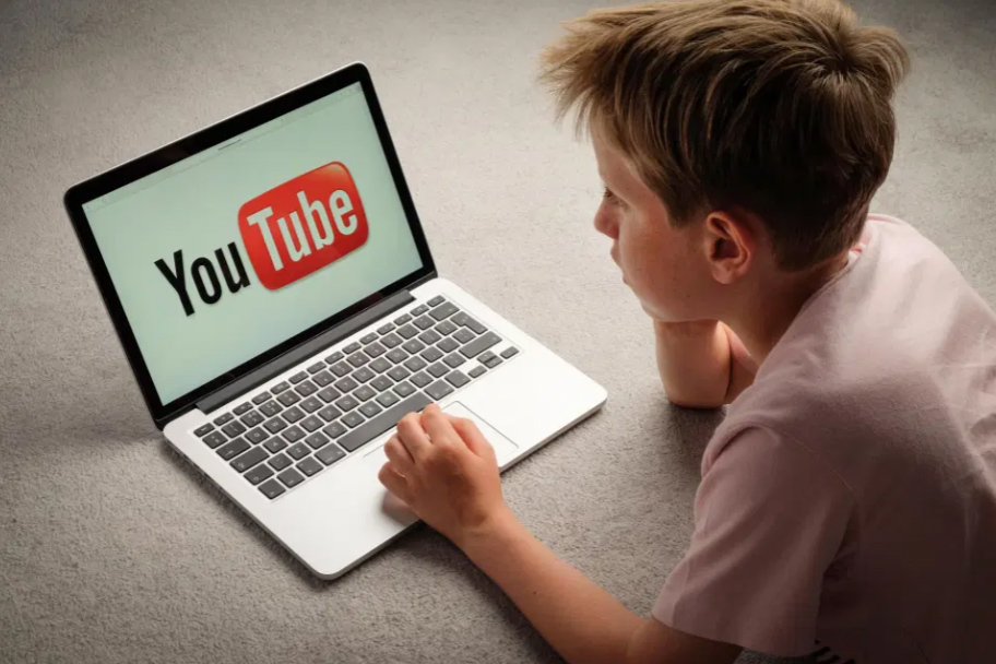 Bạn có thể kích hoạt tính năng khoá dành cho trẻ em để bé không thể tự động xem Youtube.
