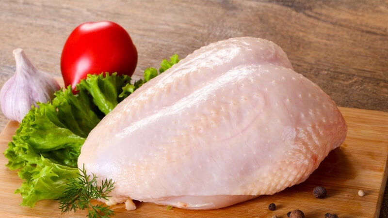 Miếng gà tươi được đặt trên thớt